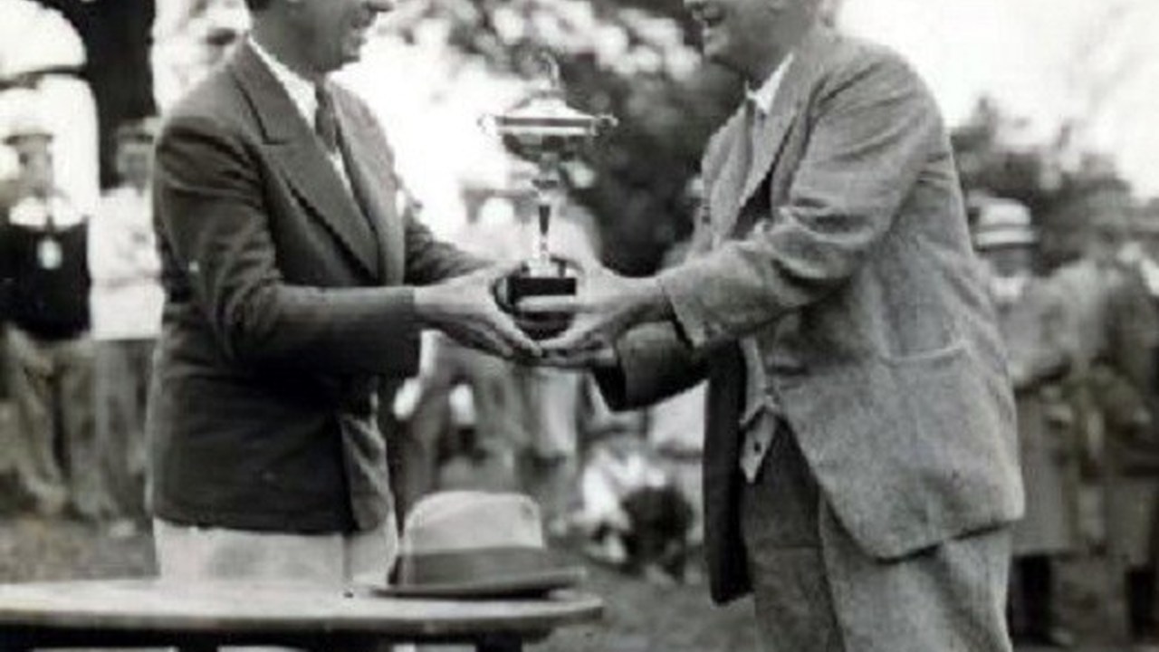 1927年第1回ライダーカップでトロフィーを受け取るウォルター・ヘーゲン